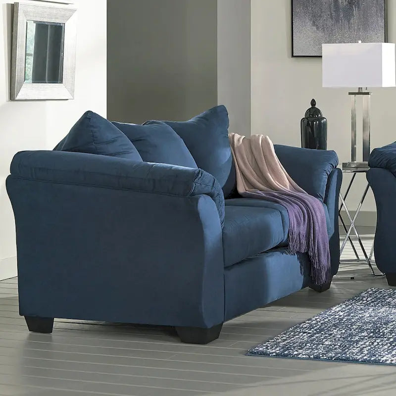 Marineblaues 2-Sitzer-Sofa aus Mikrofaser mit Rückenkissen und ausgestellten Armlehnen