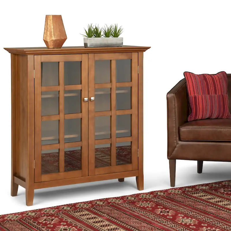 Opbergkast van massief hout met deuren van gehard glas en verstelbare planken