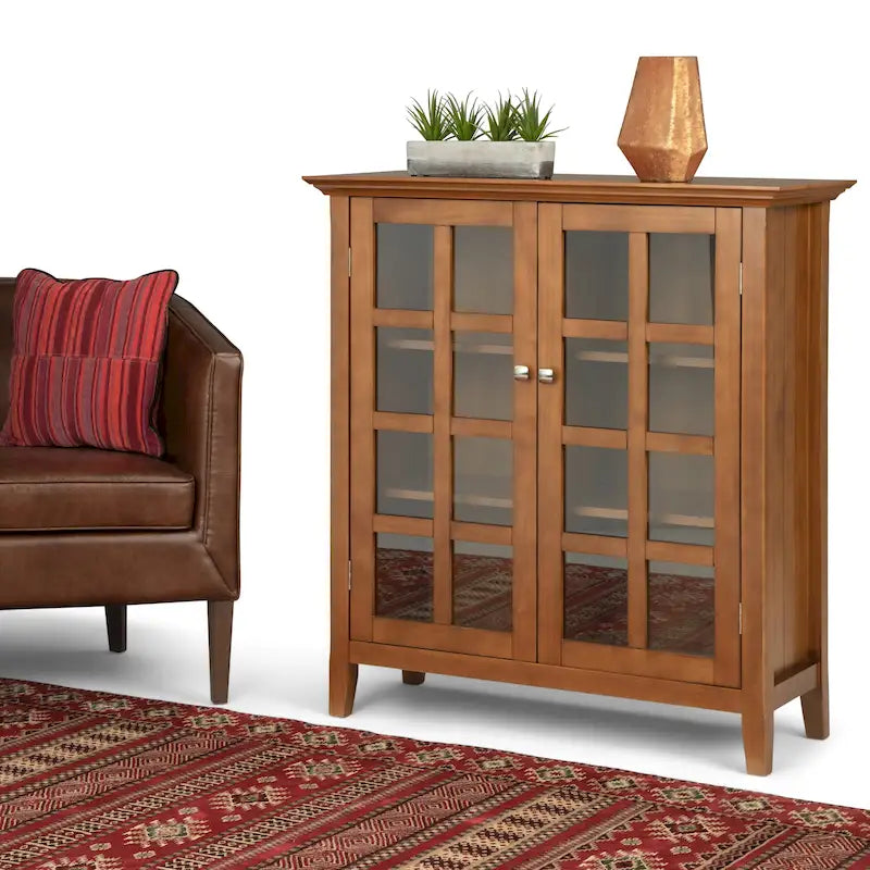 Opbergkast van massief hout met deuren van gehard glas en verstelbare planken