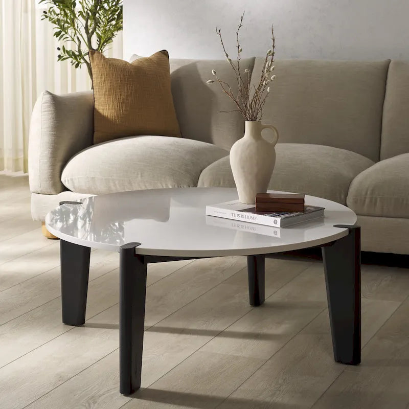 Runder Couchtisch mit Marmorplatte und Holzbeinen